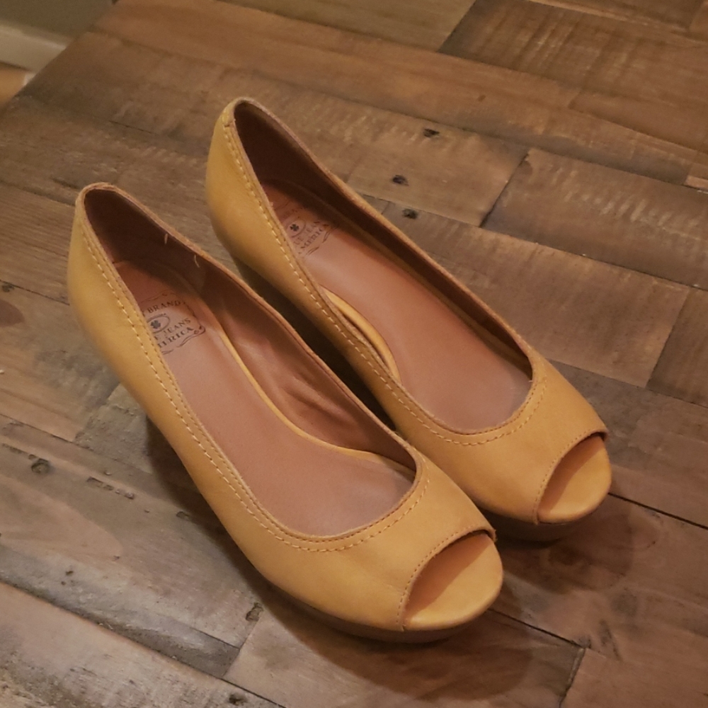 EXCELLENT COND Lucky Brand Wedge Peeptoes